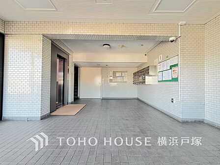 【Entrance】洗練と温もりが調和するエントランスホール。訪れる人を心地よく迎え、特別な空間への期待感を高めます。