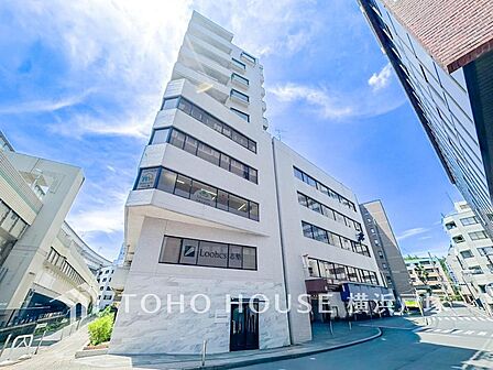 その邸が魅せる、気品・上質・重厚感・細やかさ、そのすべては訪れた者に安らぎと品性を与える特別な空間です。ここに住むからこそ意味がある。すべての(始まり)をここから迎えます。