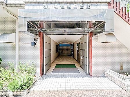 色合いも落ち着いた色を中心に構成され、重厚感のある雰囲気で居住者・来客者を迎えてくれます。