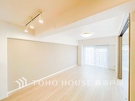 シンプルで居心地の良いリビングスペース。家族の時間をゆったり楽しめる、温もりを感じる住まいの中心。