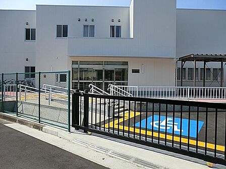 平塚市立崇善小学校まで約574m