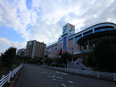 全国チェーンの大型スーパー。近隣の住人で賑わうお店となっています。大体の食料、生活雑貨はここで買えますしプライベートブランドも充実。フードコートも席数が多く利用しやすい。
