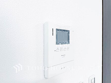 誰が来てもわかる様にモニター付きインターホンを設置。家事導線を考慮した個所に設置し、防犯性と利便性に優れ快適と安らぎを合わせた優しい設計。