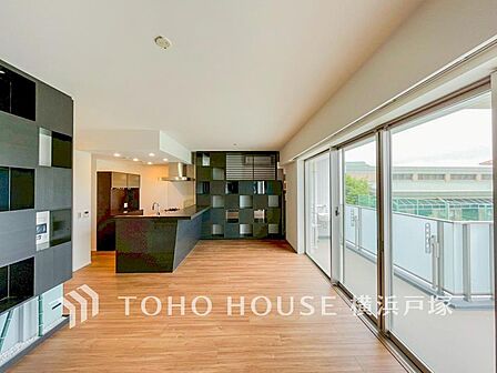 【Living room】光と風が溢れる開放的なリビングダイニングには自然と家族みんなが集まってきます。明るく穏やかな空気の中で飲んだり、食べたり、笑ったり。