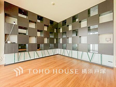 【Living room】ここにはみんなが集い、食事と楽しい会話が始まる。話に夢中になりすぎて、ついつい時を忘れてしまう。そんな束の間の幸せを感じさせてくれる場所。
