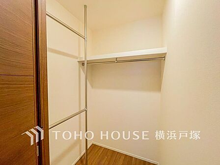 【WIC】ウォークインクローゼットは家族みんなの衣類が収納できるよう広めに設計してあります。