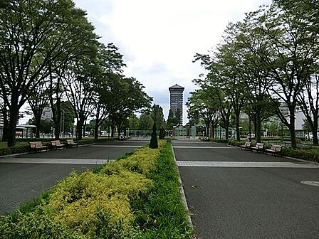 旧ドリームランドの跡地を活用し、整備された総合公園。高校野球の神奈川大会が開催される横浜薬大スタジアムがあります。