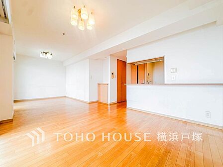 光が注がれる青い空から鮮やかに赤色にゆっくりと染まる。そんな優しい時間がここでは流れてゆく。