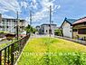 外観：穏やかな空気が流れる閑静な住宅街。その一角に広がる落ち着いた街並みが、慌ただしさから少し離れた心地よい日常を演出します。