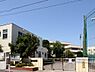 周辺：活気ある鶴見の街並みに位置する伝統ある公立中学校。文武両道を掲げて学力向上と部活動の活性化に注力し、生徒一人ひとりの個性を尊重しながら豊かな人間性の育成を目指しています。