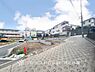 外観：街並みの風景に包み込まれながら、瀟洒な印象も湛えて佇みます。