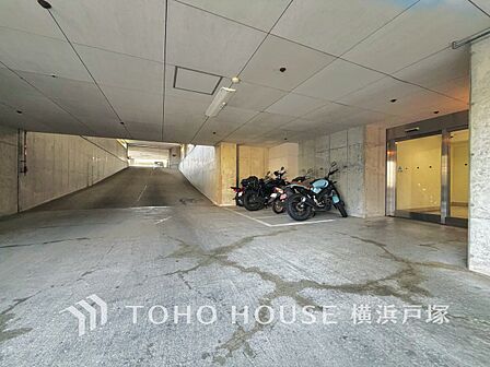 【Bike space】敷地内にバイク置き場を設置。大切なバイクの保管場所として利用でき、日常の移動にも便利です。