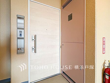 【Entrance】お客様をお迎えする玄関は落ち着いた雰囲気。帰り着くたびに洗練されたテイストの空間に迎えられ誇りと喜びを感じる玄関まわりです。