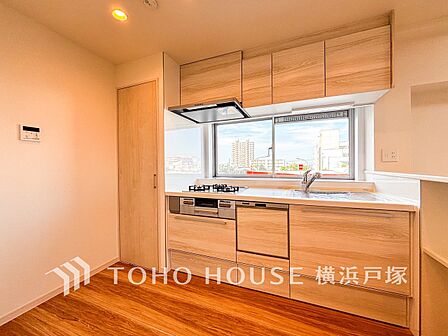 【Kitchen】ご家族みんなで調理ができる位のスペースを実現したキッチン空間となっております。みんなで作った料理を召し上がりながらの会話は、どのような物になるのでしょうか。