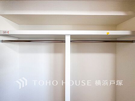 【Storage】整理整頓がしやすい収納スペース。日常の必需品をすっきり収納し、部屋を広く保つ機能的な設計。