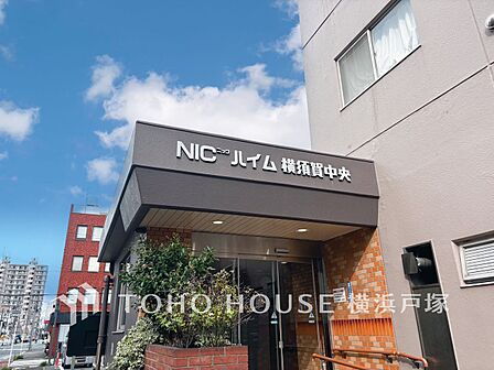 【Entrance】エントランスは毎日の行き帰りで使う大事な空間です。明るい基調で華やかなデザインなので、毎日も気持ちよく、またご友人なども素敵に迎え入れられます。
