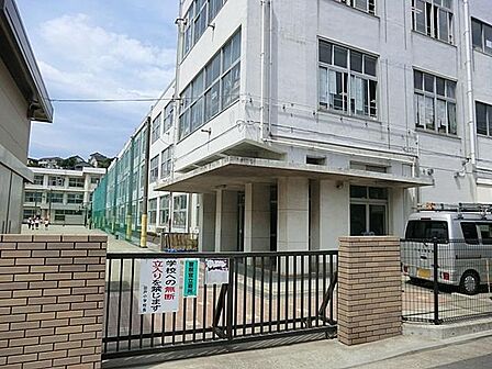 横須賀市立田戸小学校まで約250m。