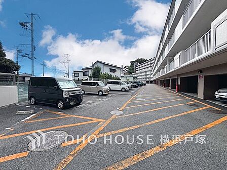 【Car space】敷地内に駐車スペースがあると日々の暮らしをスムーズに運ぶ事が出来ます。（空き状況はお問合せ下さい）