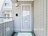 玄関：【Entrance】お客様をお迎えする玄関は落ち着いた雰囲気。帰り着くたびに洗練されたテイストの空間に迎えられ誇りと喜びを感じる玄関まわりです。