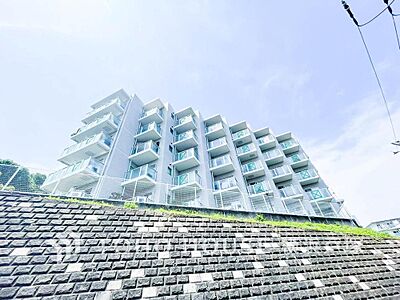 外観：【Appearance】爽やかな青空の下に贅沢なほどに降り注ぐ陽光、豊かな居住性と、クオリティが見事に調和した住空間は、住まうことの喜びを感じさせてくれます。