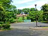 周辺：氷取沢公園まで約800ｍ。豊かな緑や綺麗な花々に囲まれた公園です。走り回れる広い広場と、ブランコなどの遊具があります。遊具の広場も広く、ベンチも点在しています。