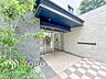 玄関：【Entrance】上質感漂うエントランス。めまぐるしく過ぎ行く日々の中でゆったりとした休息と癒しを提供してくれる居住者のプライベート空間があります。