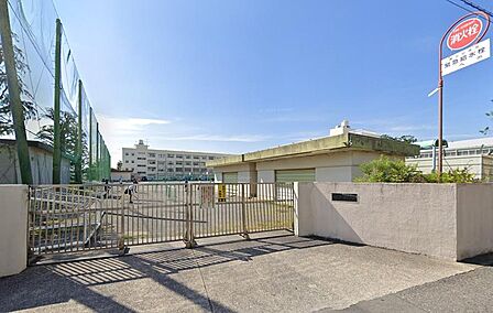 横浜市栄区に位置する市立豊田中学校。落ち着いた住環境のもと、豊かな学びと健やかな成長を育みます。緑に恵まれた周辺環境と安心感のある子育てエリアで、お子様の快適な中学校生活を優しく支えます。