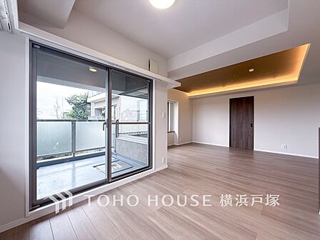 【Living room】光と風が溢れる開放的なリビングダイニングには自然と家族みんなが集まってきます。明るく穏やかな空気の中で飲んだり、食べたり、笑ったり。