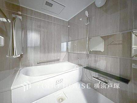 【Bathroom】1日の疲れを取り心身を癒すことができる住まいの中のリラクゼーション空間、リラックスできるよう優しいカラーをチョイスしました。時を忘れるほどのんびりできる空間に。