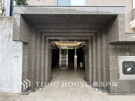 【Entrance】上質感漂うエントランス。めまぐるしく過ぎ行く日々の中でゆったりとした休息と癒しを提供してくれる居住者のプライベート空間があります。