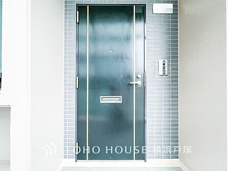 【Entrance】お客様をお迎えする玄関は落ち着いた雰囲気。帰り着くたびに洗練されたテイストの空間に迎えられ誇りと喜びを感じる玄関まわりです。