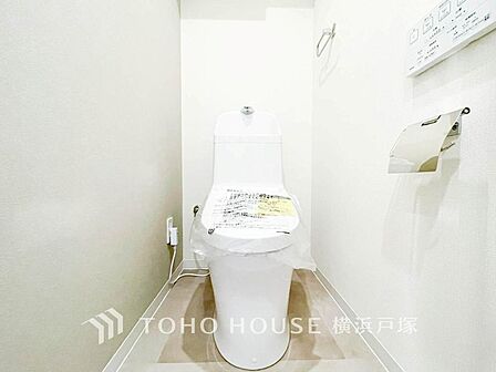 【Toilet】清潔感のあるトイレ空間。毎日快適に使えるよう配慮された仕様で、落ち着いて利用できる空間です。