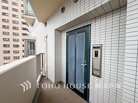 【Entrance】お客様をお迎えする玄関は落ち着いた雰囲気。帰り着くたびに洗練されたテイストの空間に迎えられ誇りと喜びを感じる玄関まわりです。