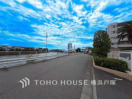【Frontal road】広々とした前面道路が、陽光と開放感あふれる街並みを彩ります。
