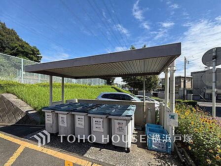 【Garbage dump】敷地内に設けられたごみ置き場。住戸から利用しやすく、日々のごみ出しをスムーズに行えます。