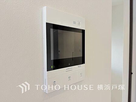 誰が来てもわかる様にモニター付きインターホンを設置。家事導線を考慮した個所に設置し、防犯性と利便性に優れ快適と安らぎを合わせた優しい設計。