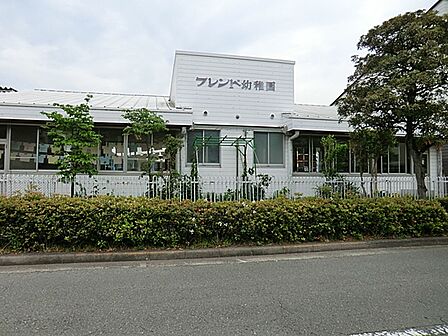フレンド幼稚園まで約1100m。子供の自主的な活動を尊重したこども主体の保育を教育方針に据えた、活気あふれる幼稚園。