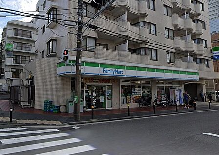 東戸塚記念病院前にある「ファミリーマート」は、24時間営業で急なお買い物や振込にも対応できる心強い存在。病院の目の前というわかりやすい立地で、通勤・通学途中の立ち寄りにも大変便利です。