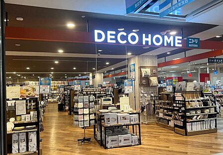 西武東戸塚S．C．内の「ニトリデコホーム」は、身近なインテリアや日用品が充実した人気店。駅近の商業施設内にあり、お出かけついでや仕事帰りに気軽に立ち寄れる、日々の暮らしを彩る心強い味方です。