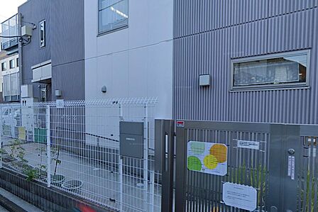 「ベネッセ東戸塚保育園」は、子どもの自主性を育む丁寧な保育が魅力の施設。駅からアクセスしやすい立地にあり、忙しい保護者の送り迎えもスムーズ。子育て世帯が快適に暮らせる安心の環境が整っています。