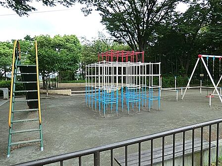「緑区遺産」に登録された眺望が自慢の公園です。高台からは富士山や丹沢山地を一望でき、夜景スポットとしても知られています。豚の置物があることから「ぶた公園」の愛称で親しまれています。