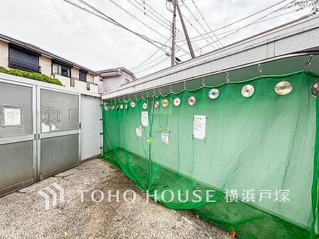 【Garbage dump】管理体制の行き届いた共同ごみ置き場はいつもきれいにされています。
