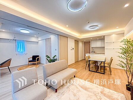 【Living room】光と風が溢れる開放的なリビングダイニングには自然と家族みんなが集まってきます。明るく穏やかな空気の中で飲んだり、食べたり、笑ったり。