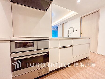【Kitchen】使い勝手の良い設備のキッチンで効率よくお料理もできます。食する料理に家族が舌鼓を打ち自然と笑いが絶えない空気感がそこに広がります。自慢の腕をふるってください。