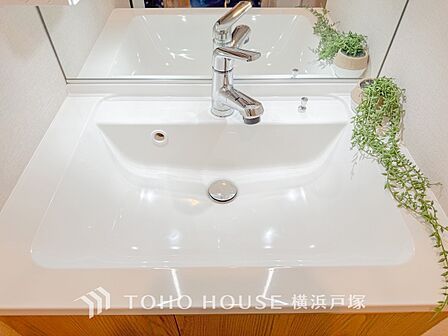 【Powder room】清潔感のあるプライベート空間は、身だしなみチェックや肌のお手入れに最適です。収納もあり、スッキリと見映えの良い空間に拵えました。時間に余裕とゆとりを持たせます。