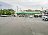 周辺：ファミリーマート本郷小学校前店(1700m)飲食料品や生活雑貨を取り揃え、周辺住民や通勤・通学者に便利なサービスを提供しています。ATMや宅配便受付などもあり、地域の暮らしをサポートしています。