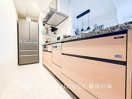 「Kitchen」長い時間滞在するキッチンだからこそ、食事の準備を楽しい時間に、忙しい時でもスムーズに無駄なく作業できる、お手入れも簡単にできるなど、毎日を楽しくするキッチンスペースに仕上げました。