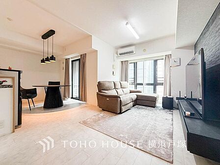 「Living room」柔らかな色合いのフローリングと清潔感の溢れるクロスが明るい空間を創り出しているリビングダイニング。憩いの場に相応しく、ここで楽しむ家族の時間が絆をより深めてくれそうです。