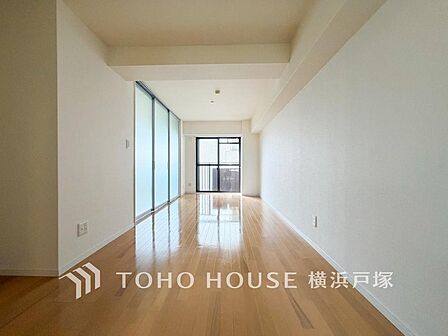 【Living room】一日の中で多くの時間を過すことになる住まいだからこそ、いつも穏やかな空間であるように心掛けています。構成する建材などへの配慮が、住まう方の健康を守ります。