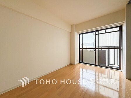 【Room】大きな窓からたっぷりと陽光が注がれる明るい空間。家族の成長に対応できる永住仕様の間取り。時を忘れて過ごす場所として過ごせるお部屋。